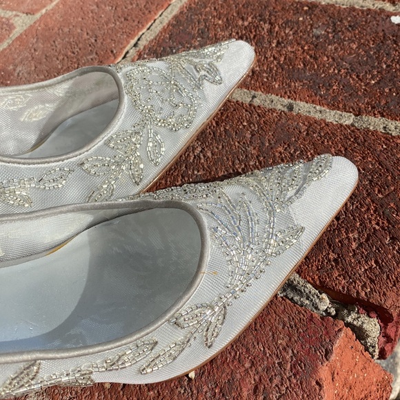 Karen Scott used formal shoes. 👠 - Picture 11 of 12